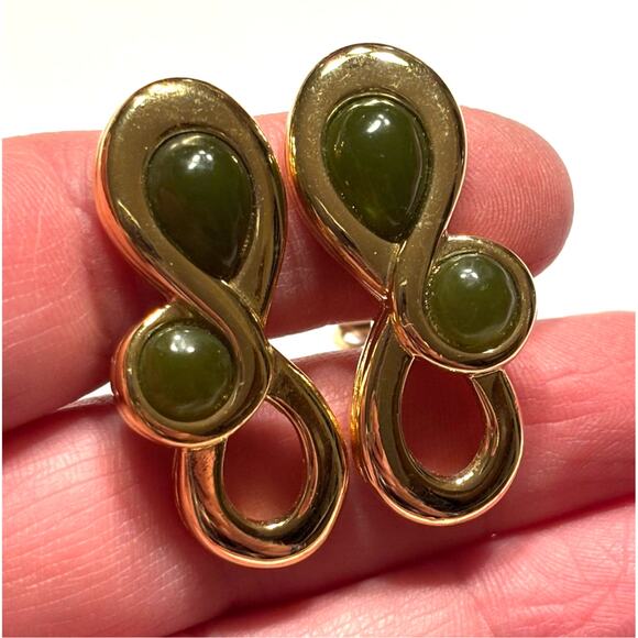 Signed Givenchy Paris New York clip on earrings gold & green stones mod 1980’s - Picture 2 of 6
